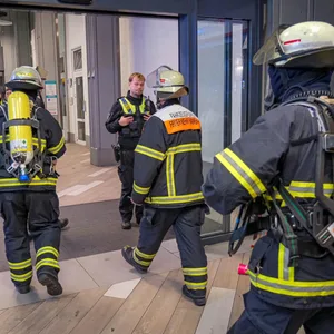 Feuerwehr- und Polizeikräfte am Eingang zum „Quarree“, in dem sich das „Cinemaxx“ befindet.