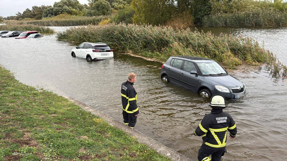 Die Feuerwehr musste acht Autos aus dem Wasser ziehen.