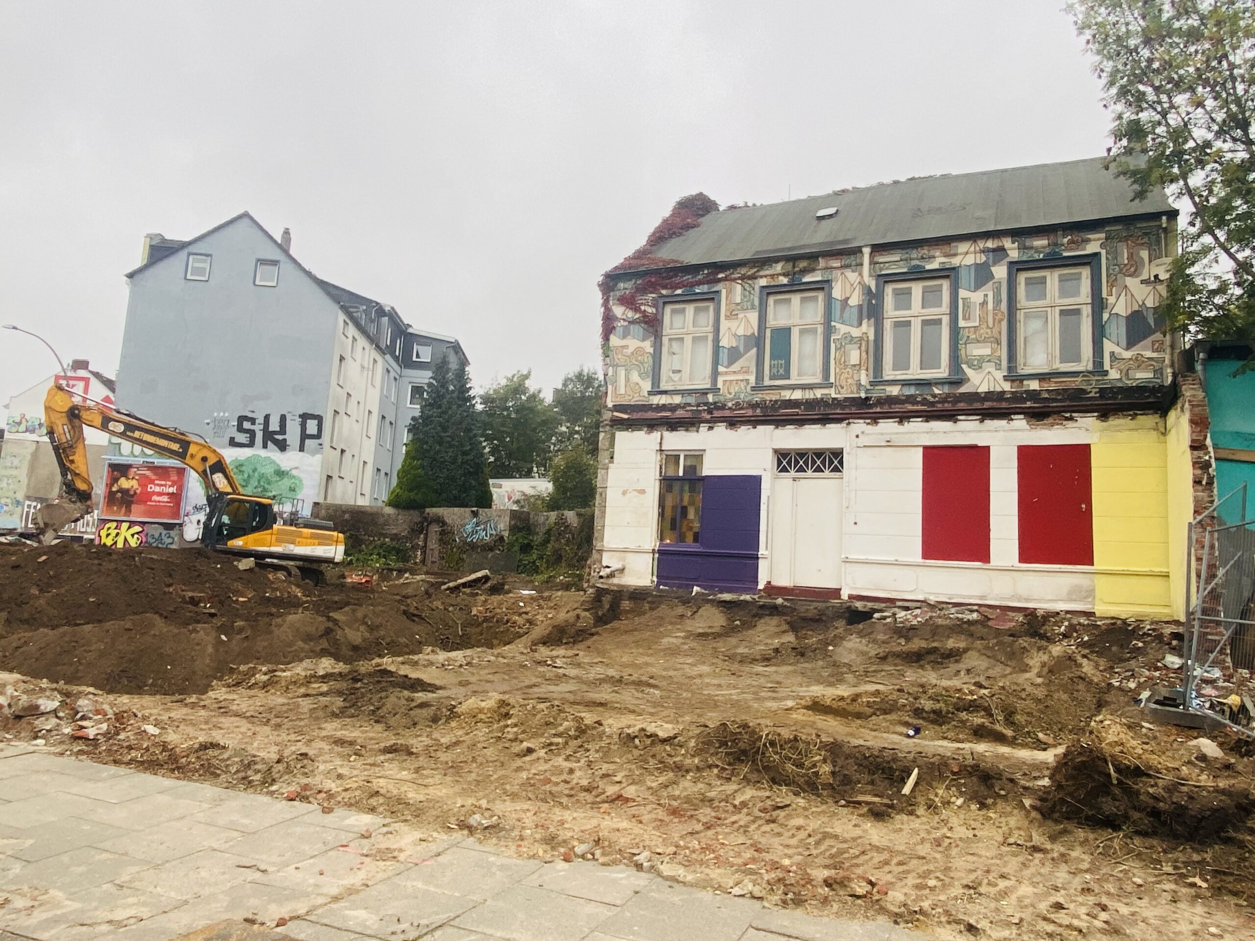 Hinter den abgerissenen Häusern an der Max-Brauer-Allee ist ein vorher nicht sichtbares Häuschen aufgetaucht.