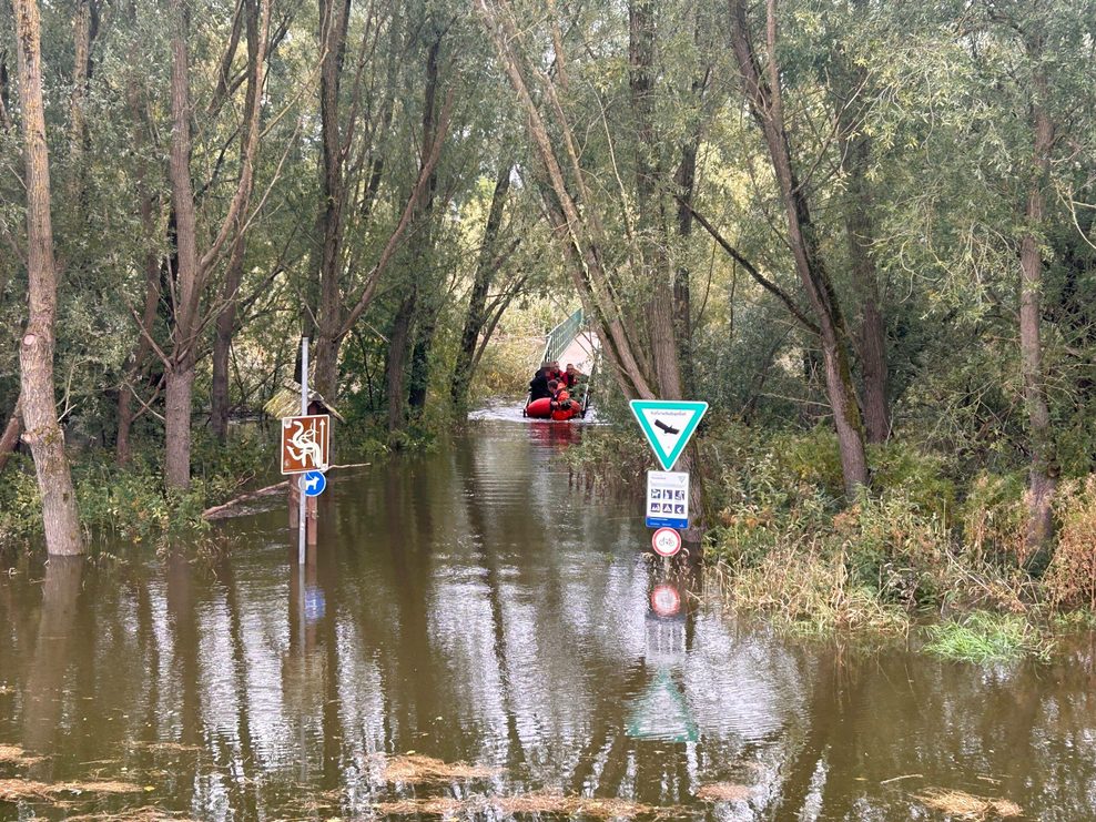Die Teenies wurden per Schlauchboot gerettet.