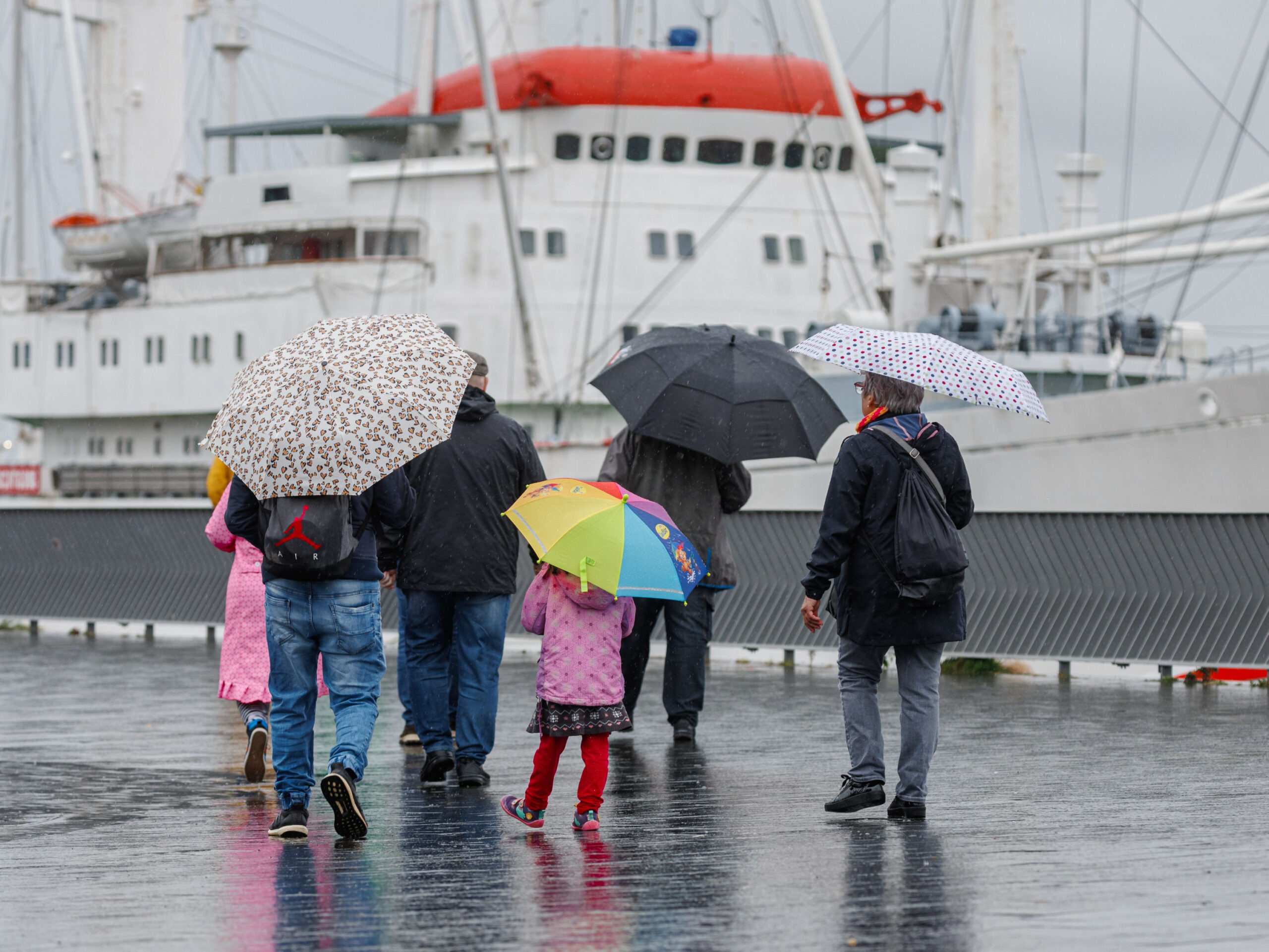 Menschen mit Regenschirmen