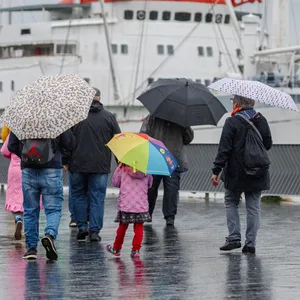 Menschen mit Regenschirmen