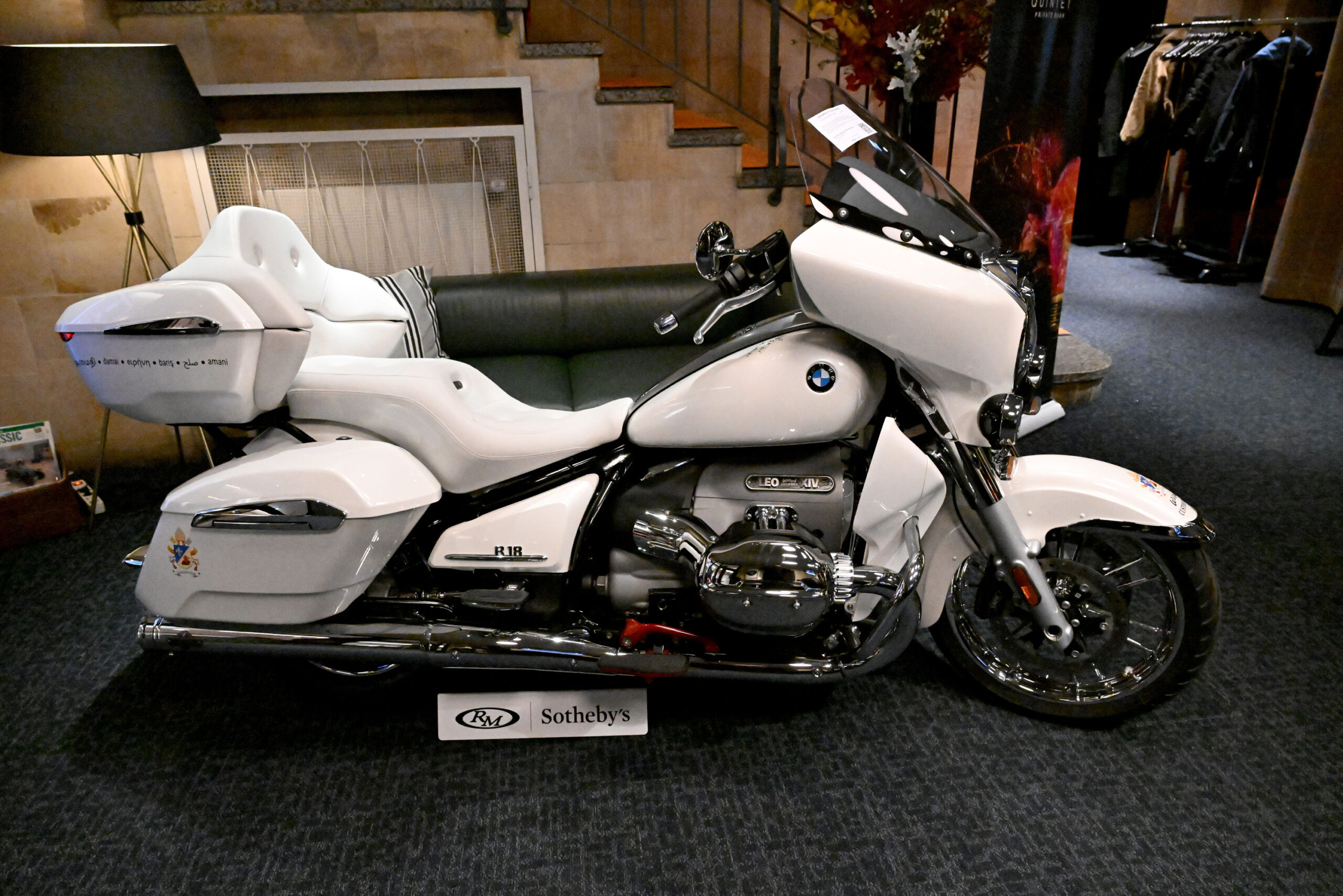 Ein Motorrad 2024 BMW R 18 Transcontinental