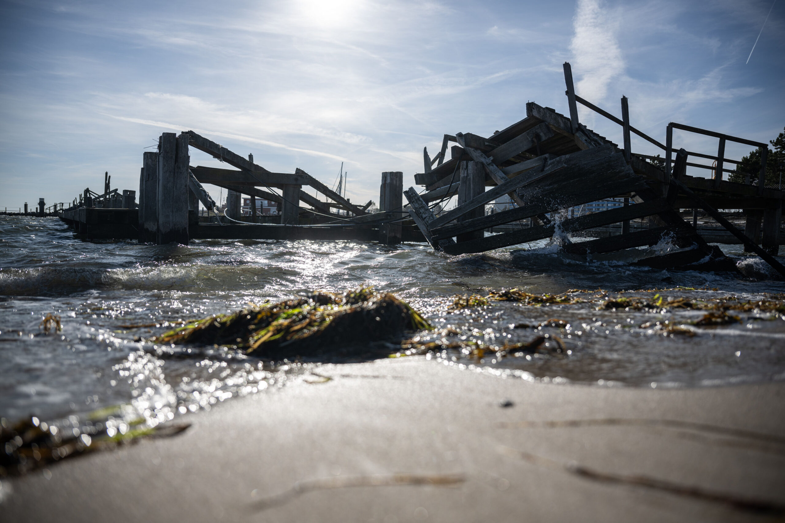 Ein beschädigter Steg im Hafen von Damp