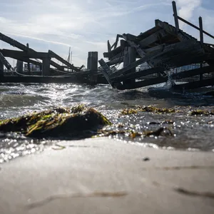 Ein beschädigter Steg im Hafen von Damp