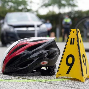 Wären Fahrradtote durch eine Helmpflicht vermeidbar? Ja, sagt der Unfallforscher. Dagegen ist er trotzdem.