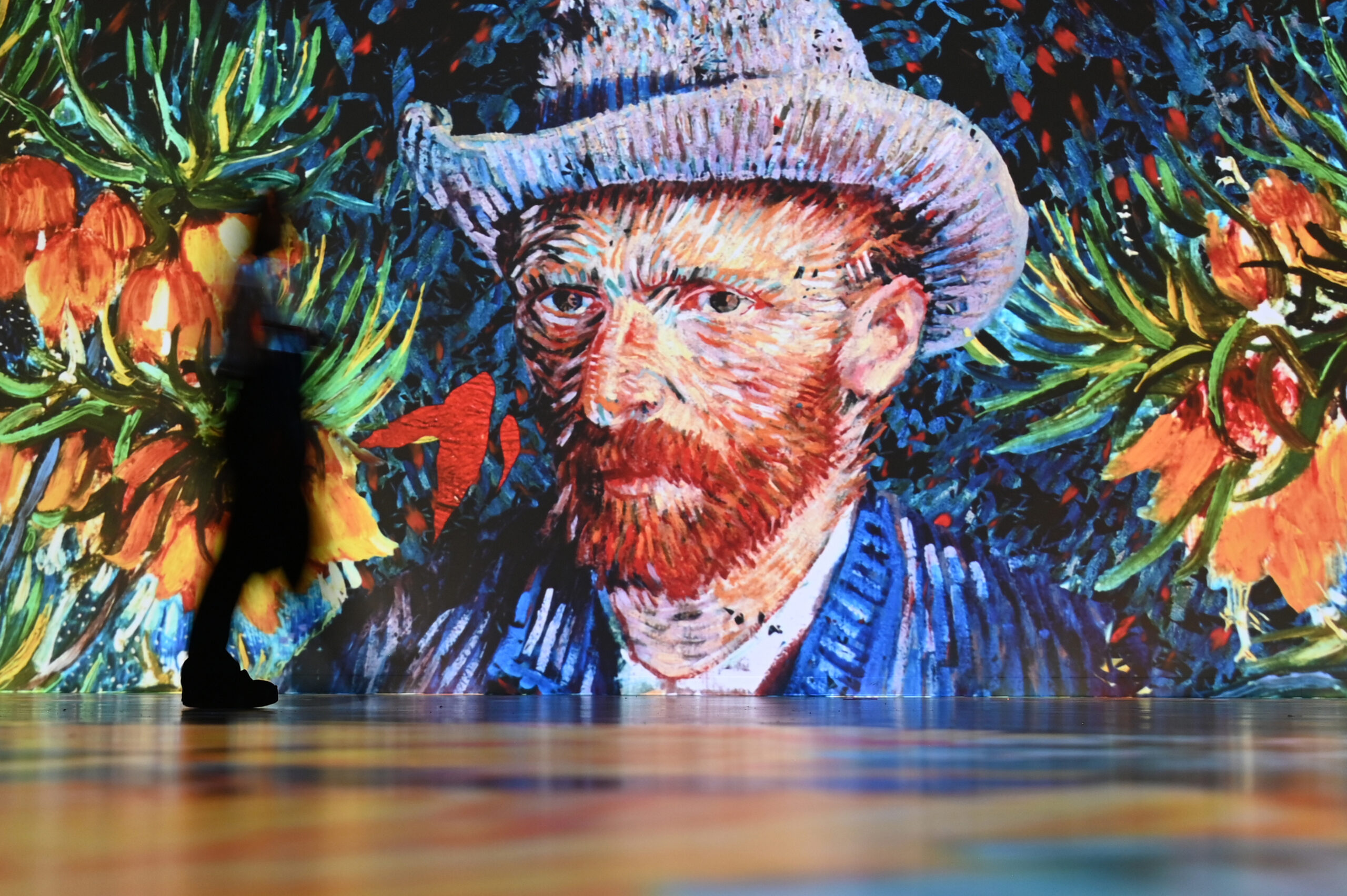 Vincent van Goghs Selbstporträt überlebensgroß in der neuen Ausstellung im Port des Lumières.
