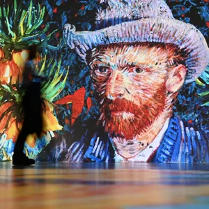 Vincent van Goghs Selbstporträt überlebensgroß in der neuen Ausstellung im Port des Lumières.
