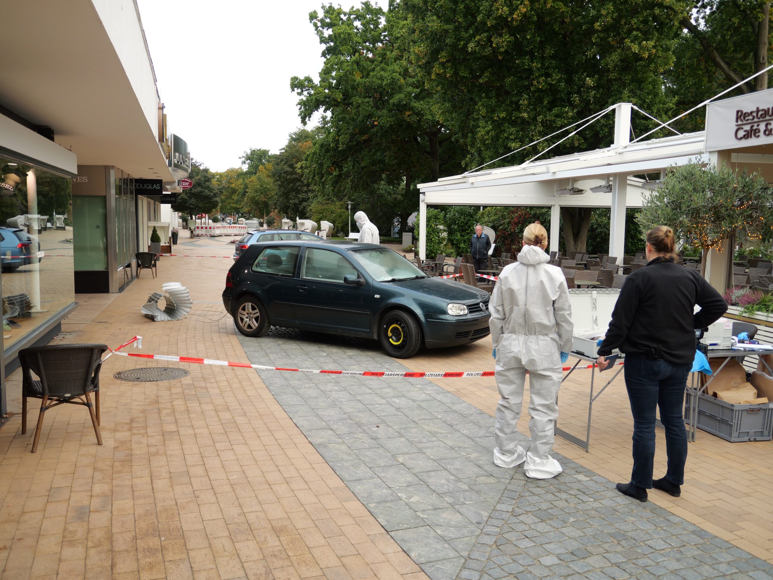 Ermittler bei der Spurensicherung in Timmendorfer Strand.