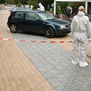 Ermittler bei der Spurensicherung in Timmendorfer Strand.