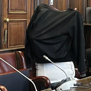 Der Angeklagte sitzt neben seinem Verteidiger im Gerichtssaal.