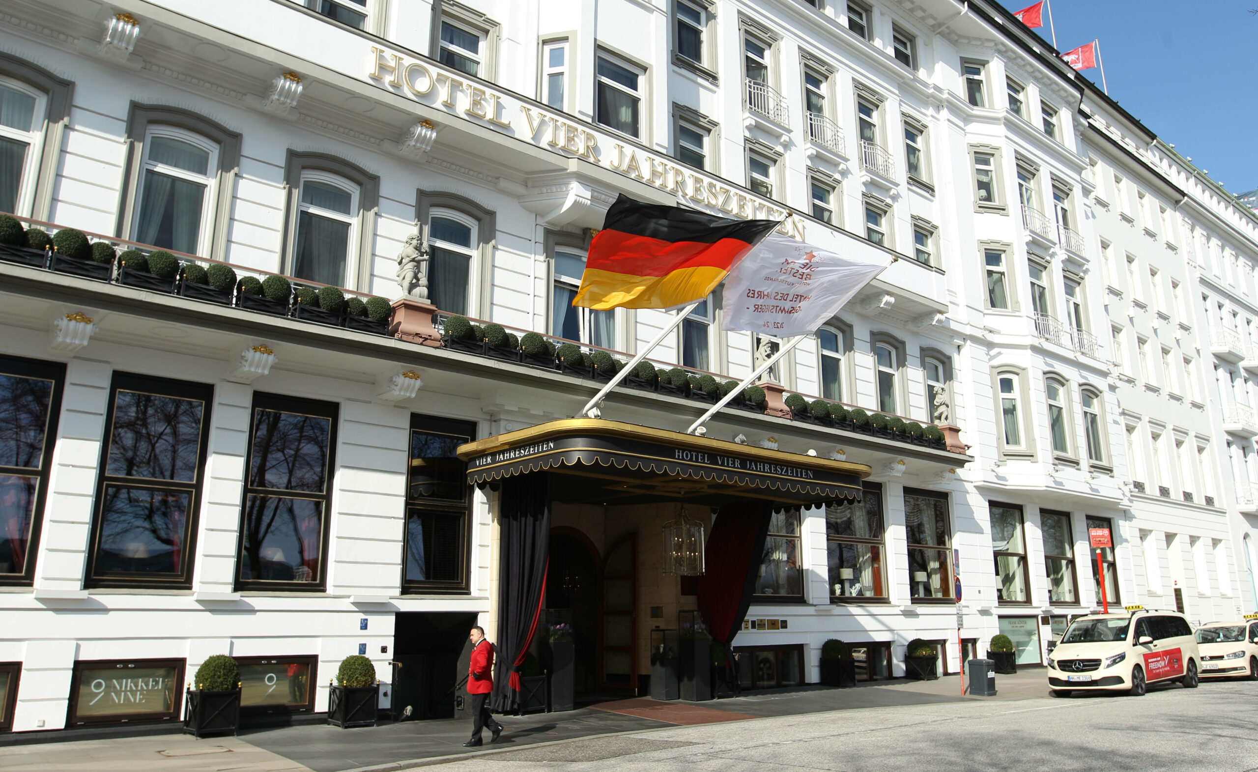 Der Eingang des Fairmont Hotel Vier Jahreszeiten am Neuen Jungfernstieg