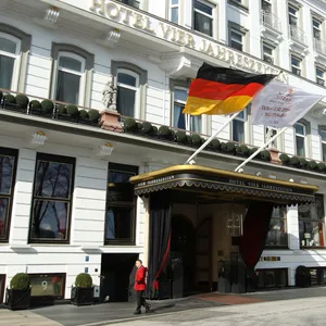 Der Eingang des Fairmont Hotel Vier Jahreszeiten am Neuen Jungfernstieg