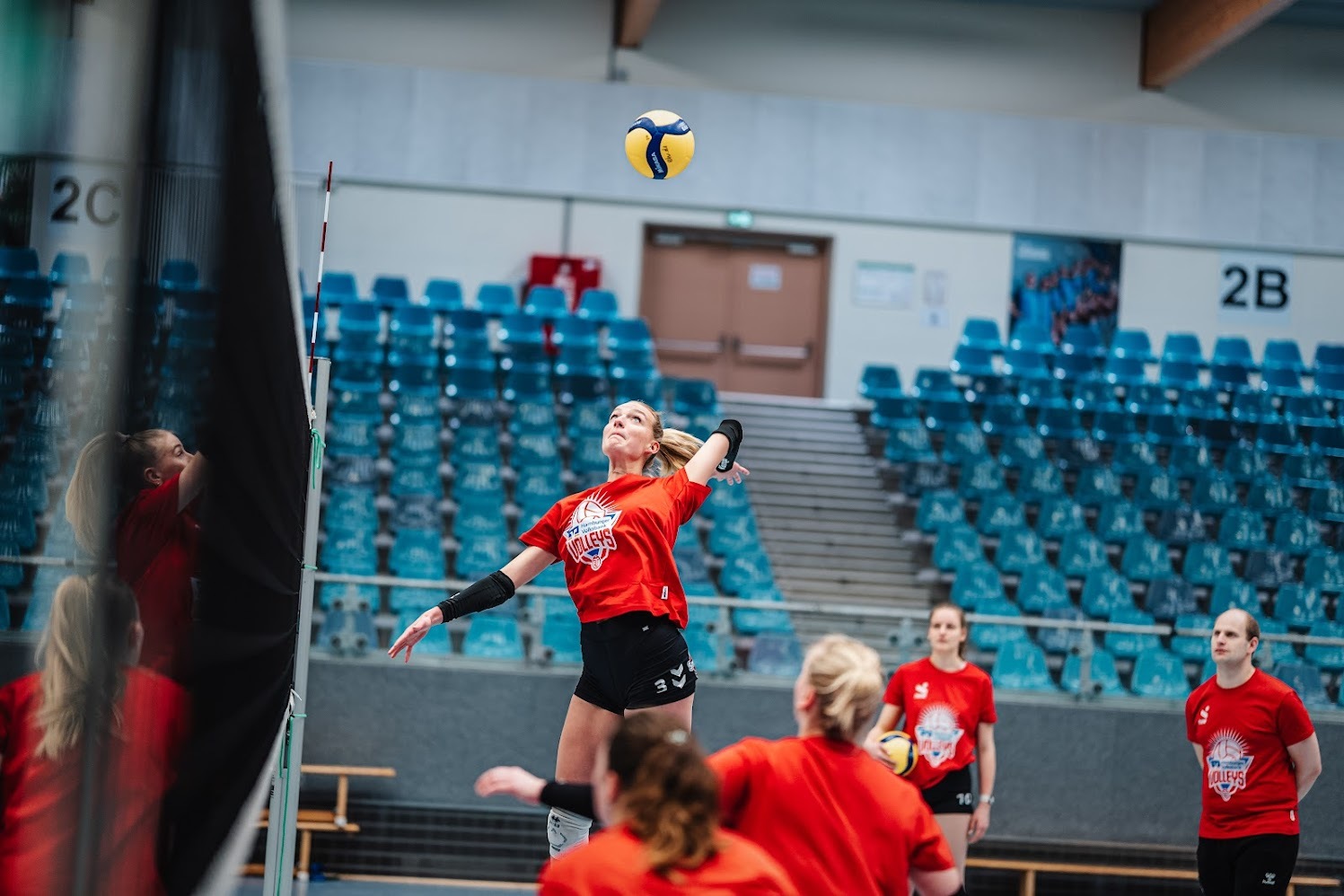 Spielerinnen der ETV-Volleys beim Schmettern übers Netz