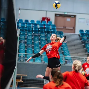 Spielerinnen der ETV-Volleys beim Schmettern übers Netz