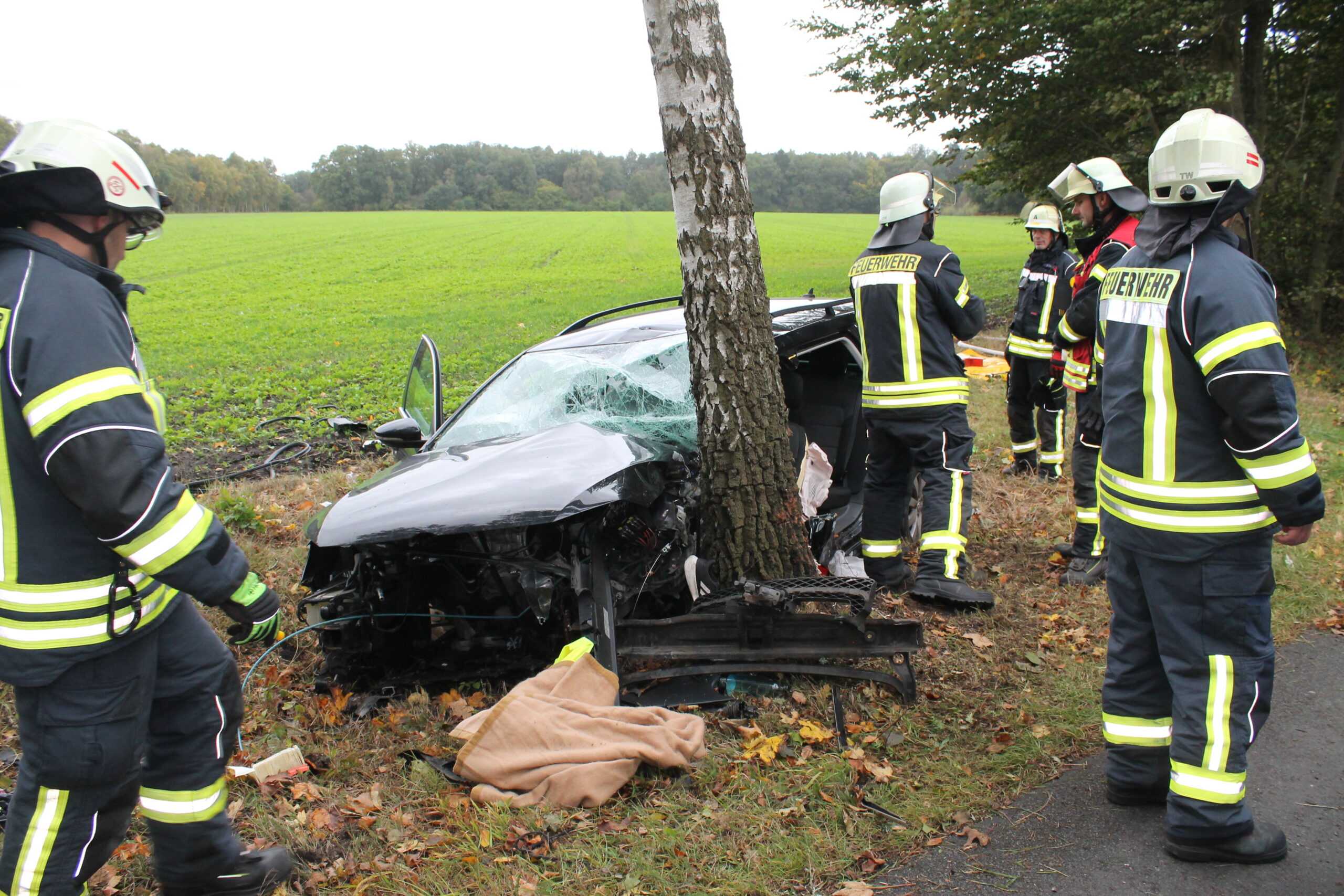 Der junge Fahrer wurde in dem Wrack eingeklemmt und schwer verletzt.