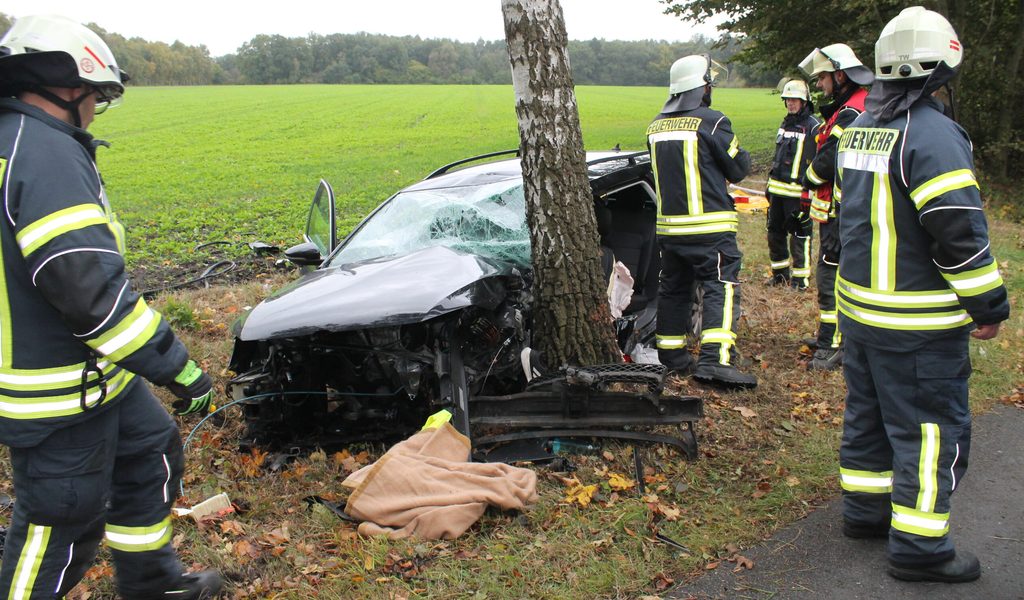 Frontal-gegen-Baum-Junger-Mann-im-Norden-schwer-verletzt