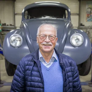 Zwei Augenpaare, die schon einiges gesehen haben. Traugott Grundmann besitzt den ältesten VW Käfer der Welt.