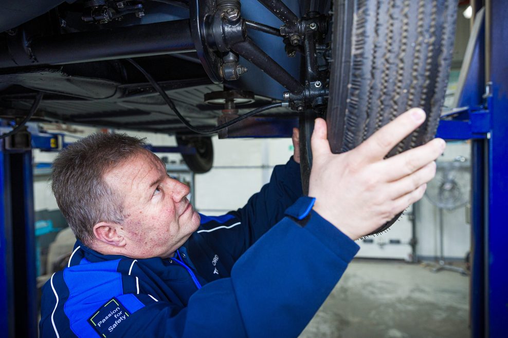 TÜV-Mitarbeiter Thomas Rusch inspiziert den VW Käfer von Traugott Grundmann. Als der Wagen gebaut wurde, existierte die Straßenverkehrs-Zulassungsordnung noch nicht.