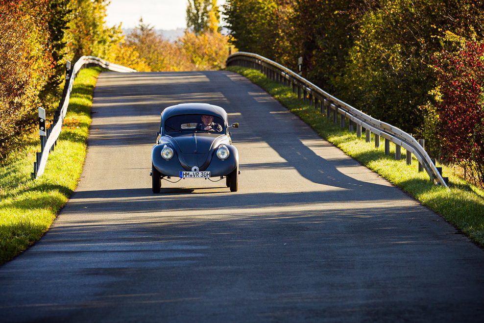 Der W30 auf einer niedersächsischen Landstraße. Als das Fahrzeug gebaut wurde, war das Autobahnnetz erst knapp 2000 Kilometer groß.