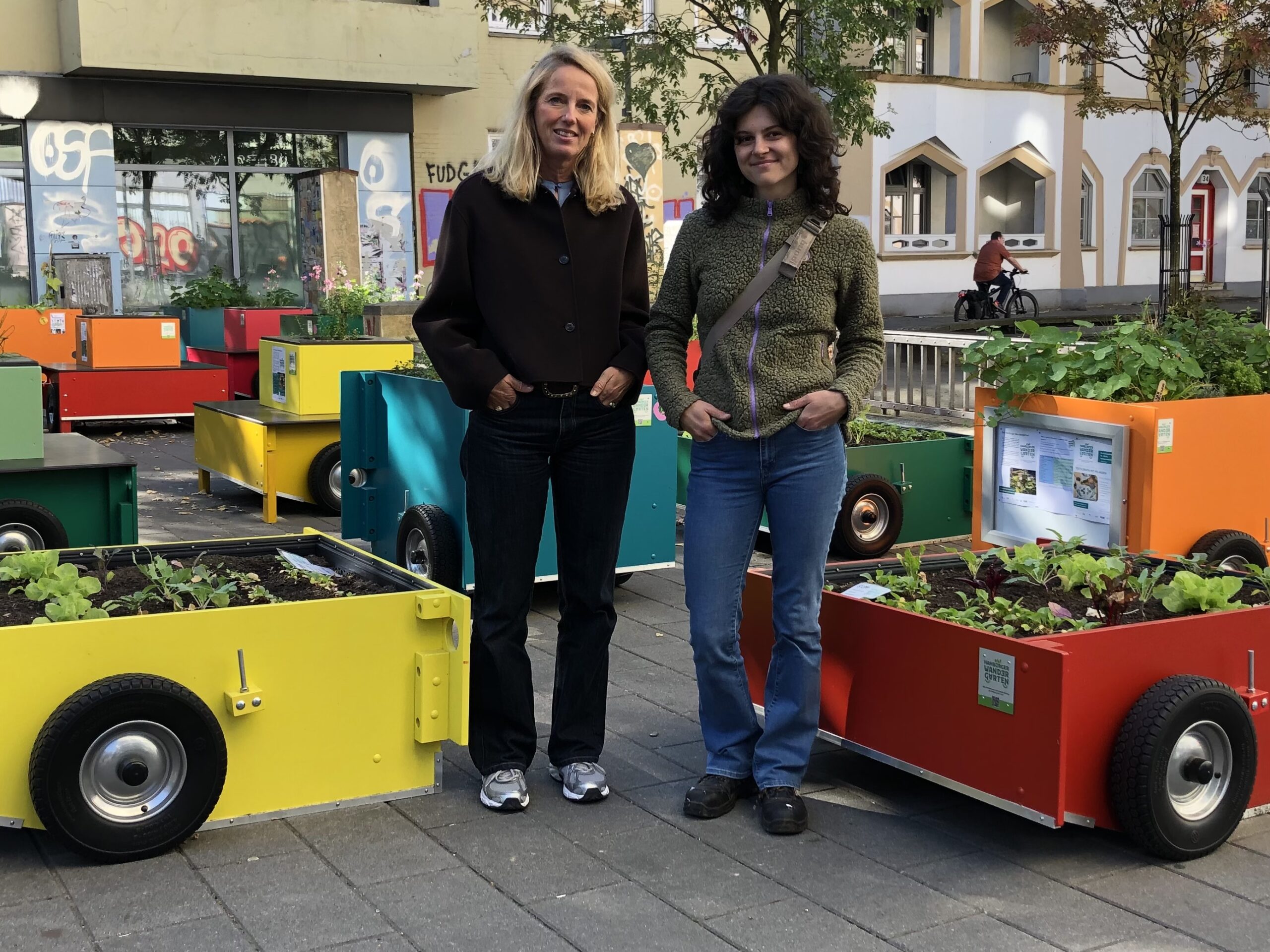 Bringen Grün in die Stadtteile: Annette Plambeck-Warrelmann (l.) und Emilia Wilhelm mit dem mobilen Wandergarten.
