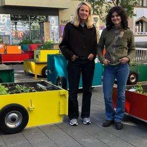 Bringen Grün in die Stadtteile: Annette Plambeck-Warrelmann (l.) und Emilia Wilhelm mit dem mobilen Wandergarten.