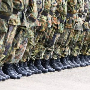 Soldaten stehen in Reih und Glied (Symbolbild).