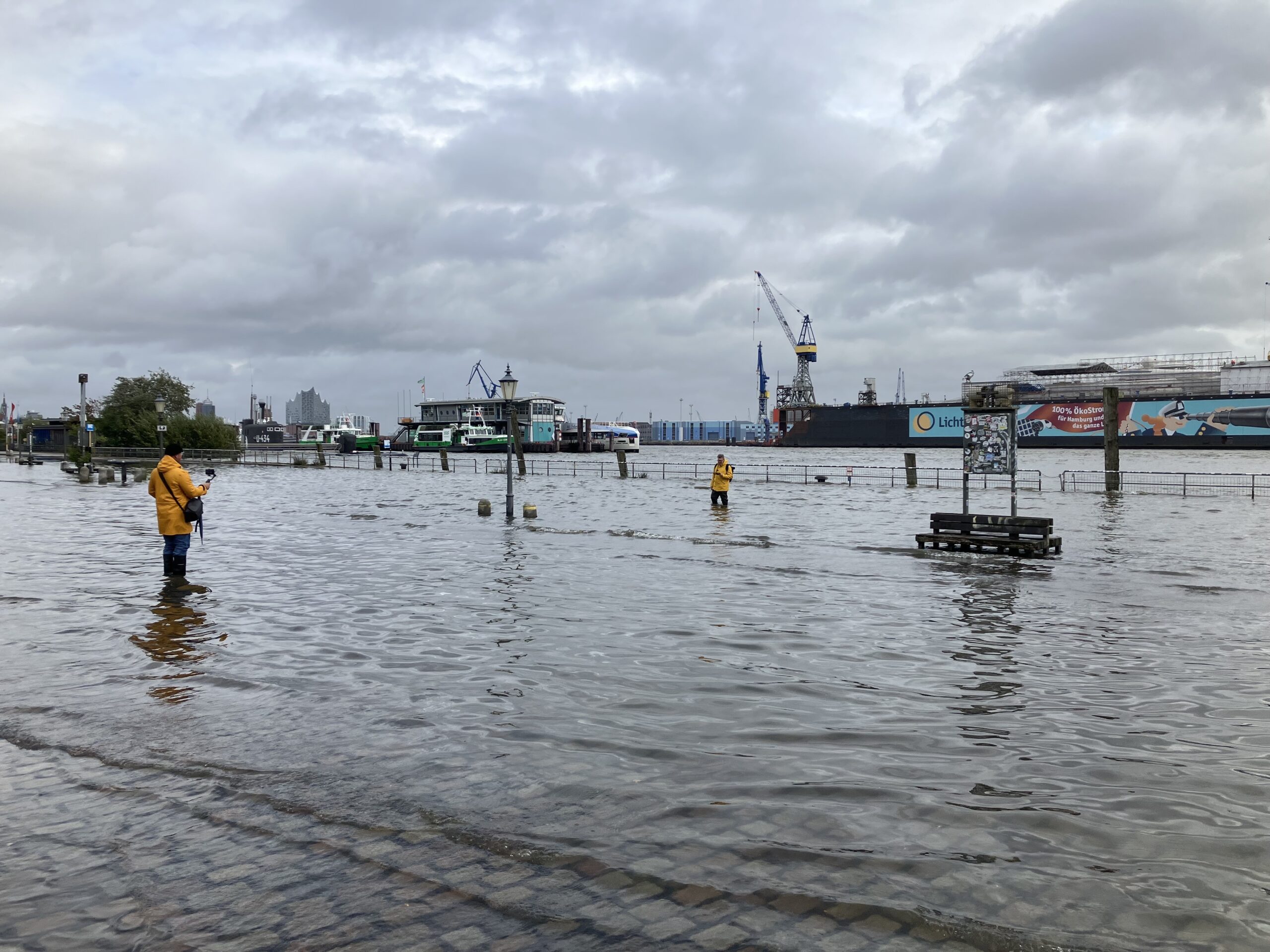 Der überflutete Fischmarkt am Sonntag in Hamburg.
