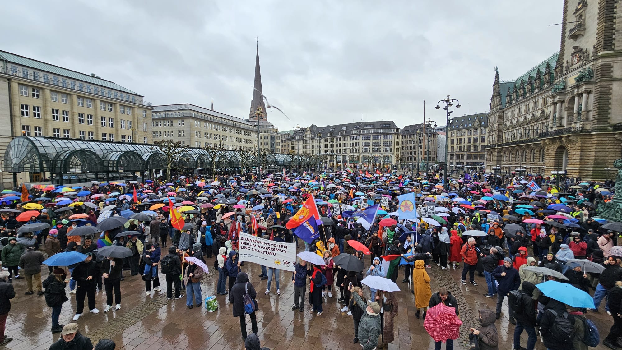 Ein Meer aus Regenschirmen auf dem Rathausmarkt