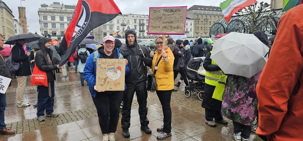 Anne, Daniel und Christine (v.l.n.r.) sind gekommen, um gegen Merz zu demonstrieren.