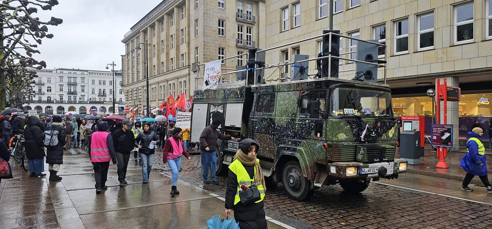 Mit diesem Wagen wurde die Demo am frühen Samstagnachmittag angeführt.
