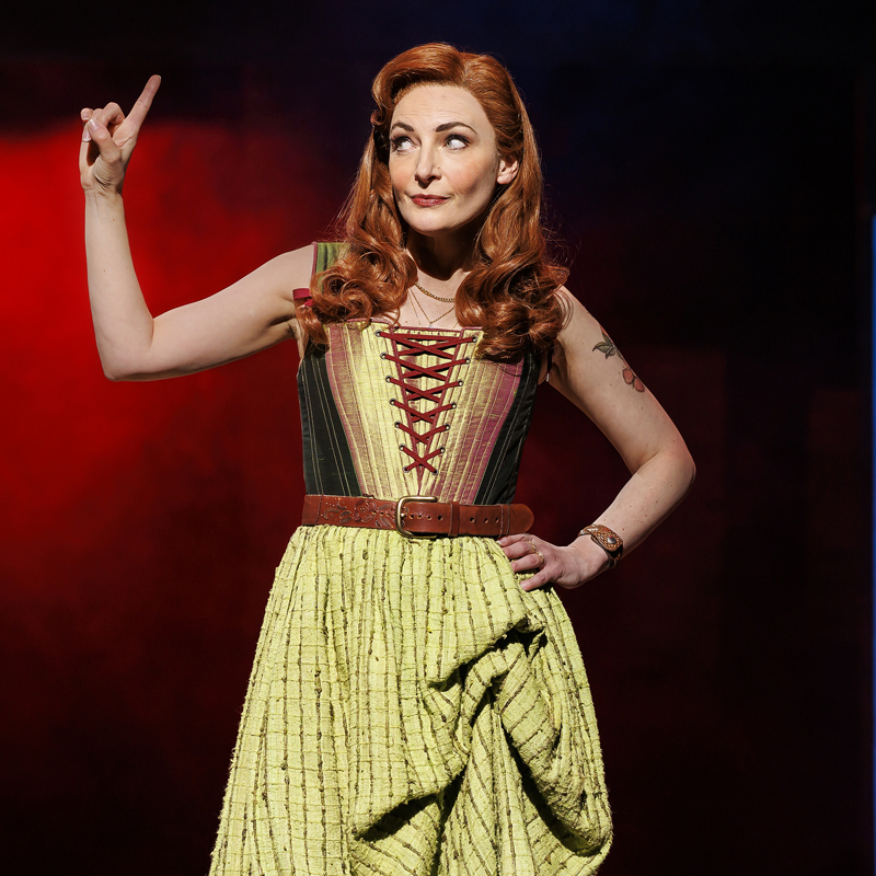 Willemijn Verkaik als Anne Hathaway.