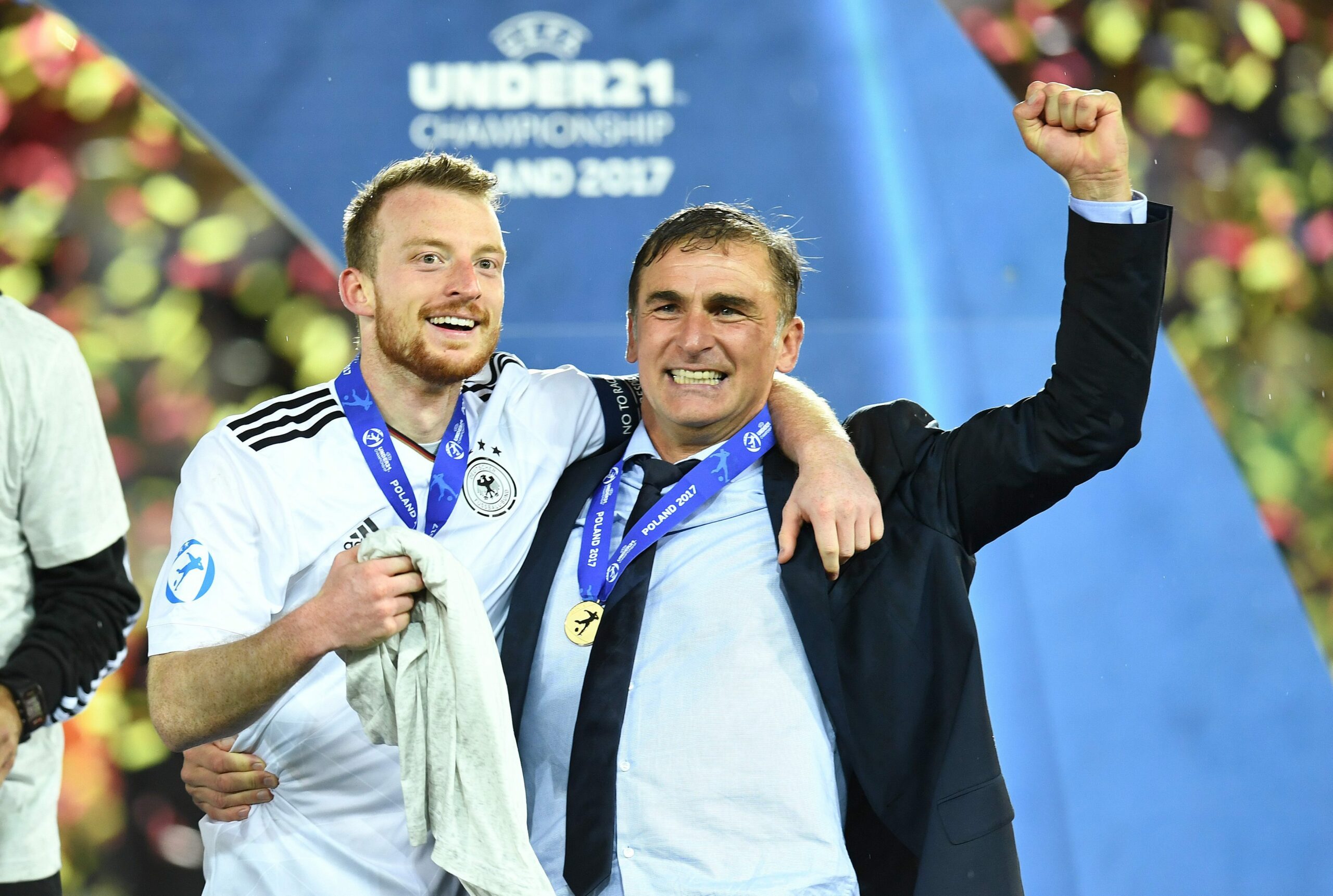 Maximilian Arnold feiert mit Stefan Kuntz den U21-Europameister-Titel 2017