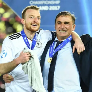 Maximilian Arnold feiert mit Stefan Kuntz den U21-Europameister-Titel 2017