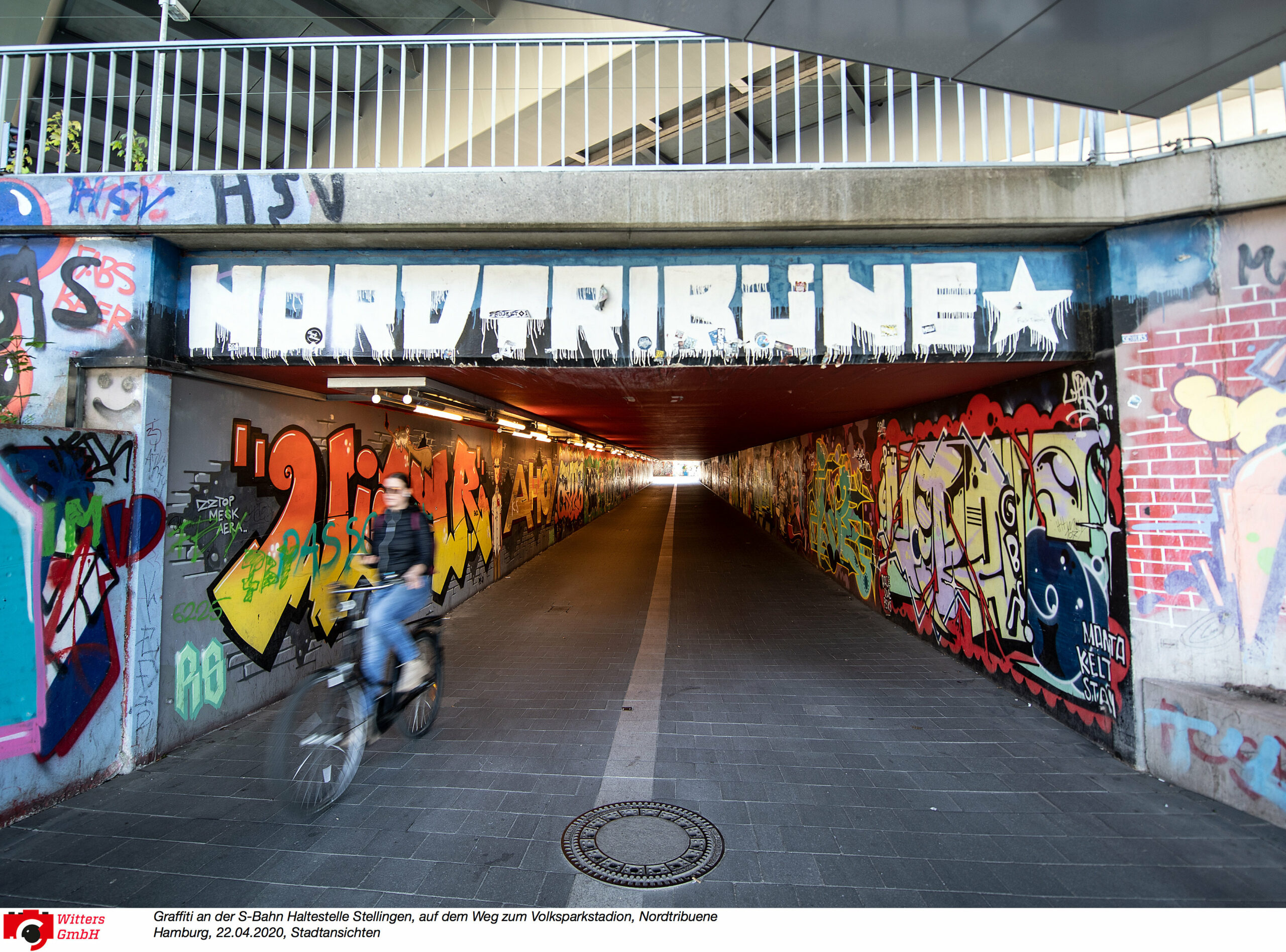 Der Fußgängertunnel, den Fans des HSV nutzen, um von der S-Bahn in Richtung Stadion zu kommen. Dort wurde die Frau am Montag überfallen.