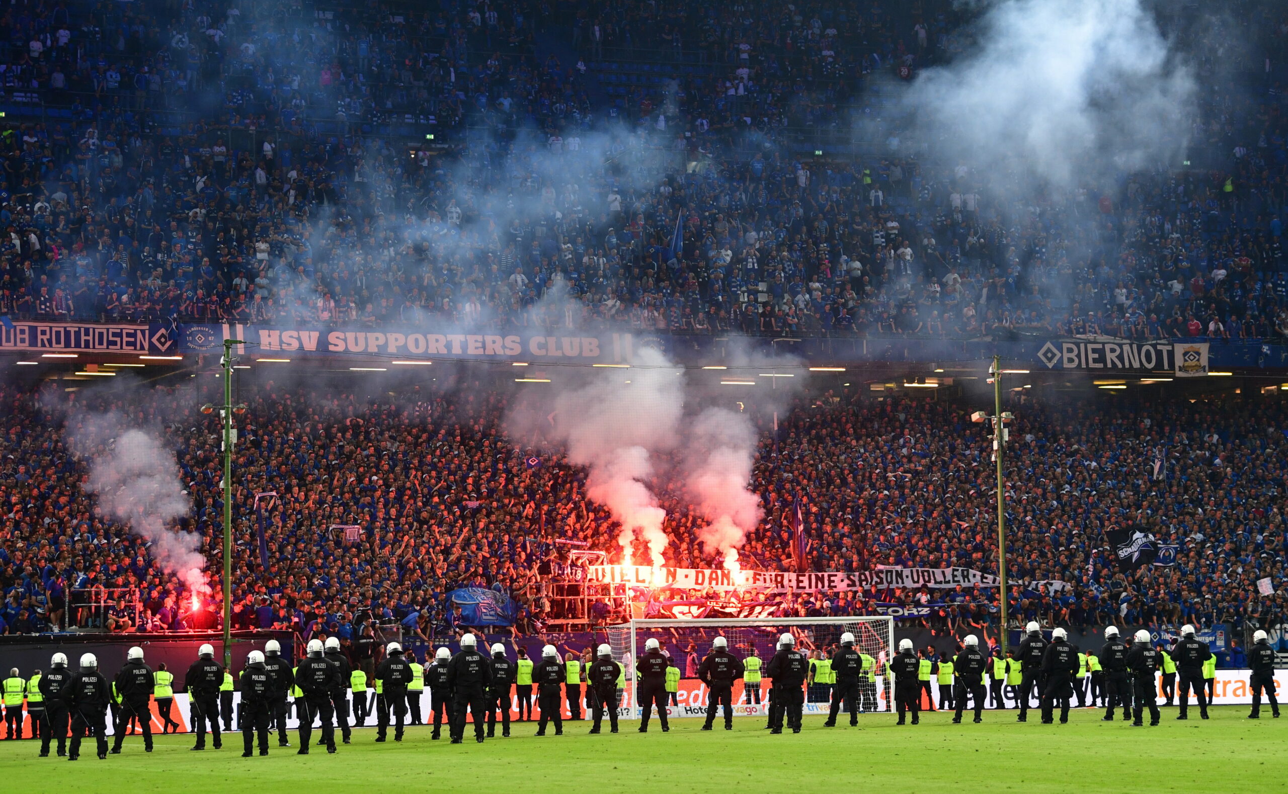 Fans auf der HSV-Nordtribühne