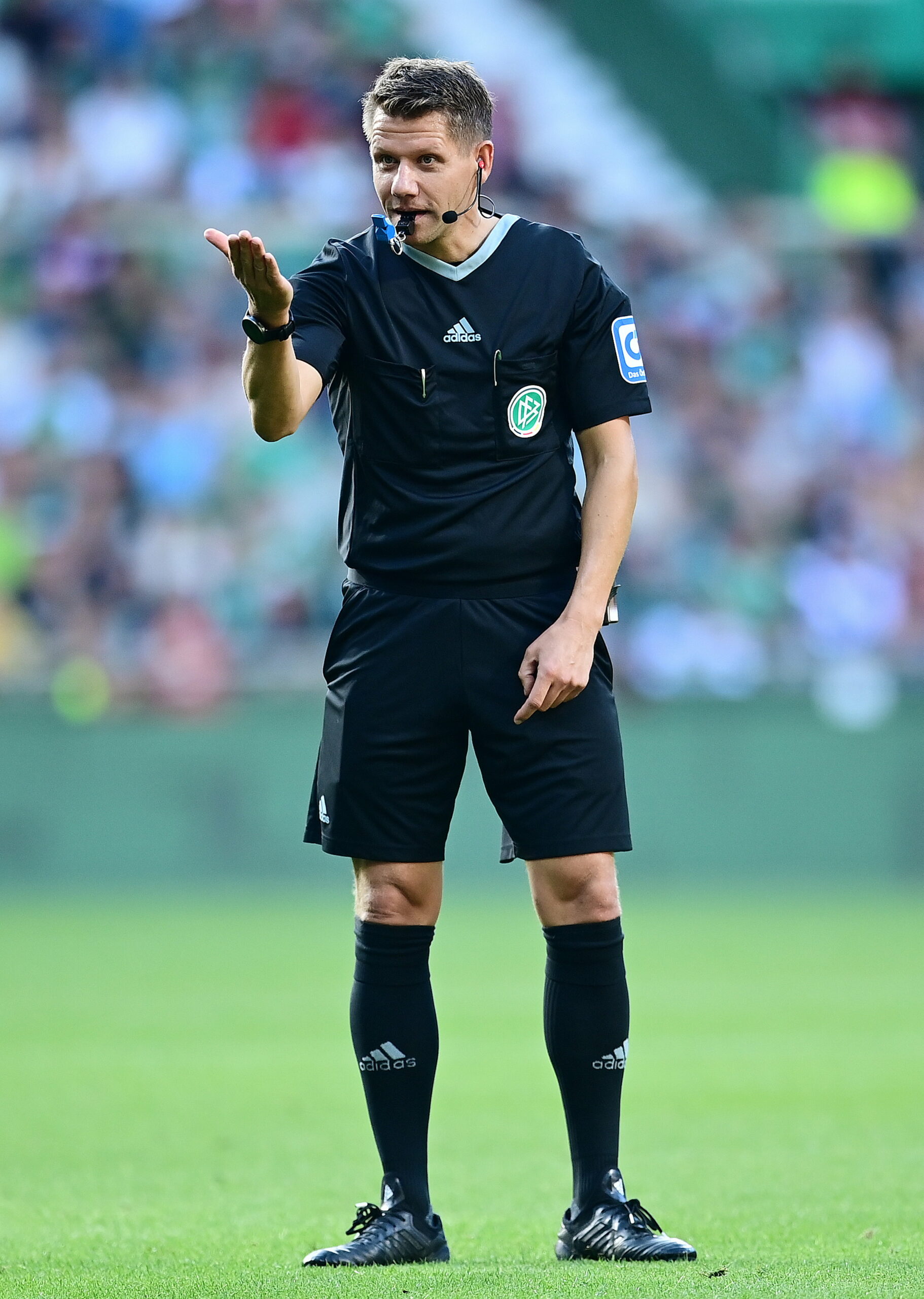 Schiedsrichter Patrick Ittrich bei einem Bundesligaspiel