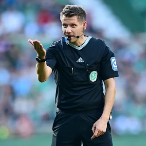 Schiedsrichter Patrick Ittrich bei einem Bundesligaspiel