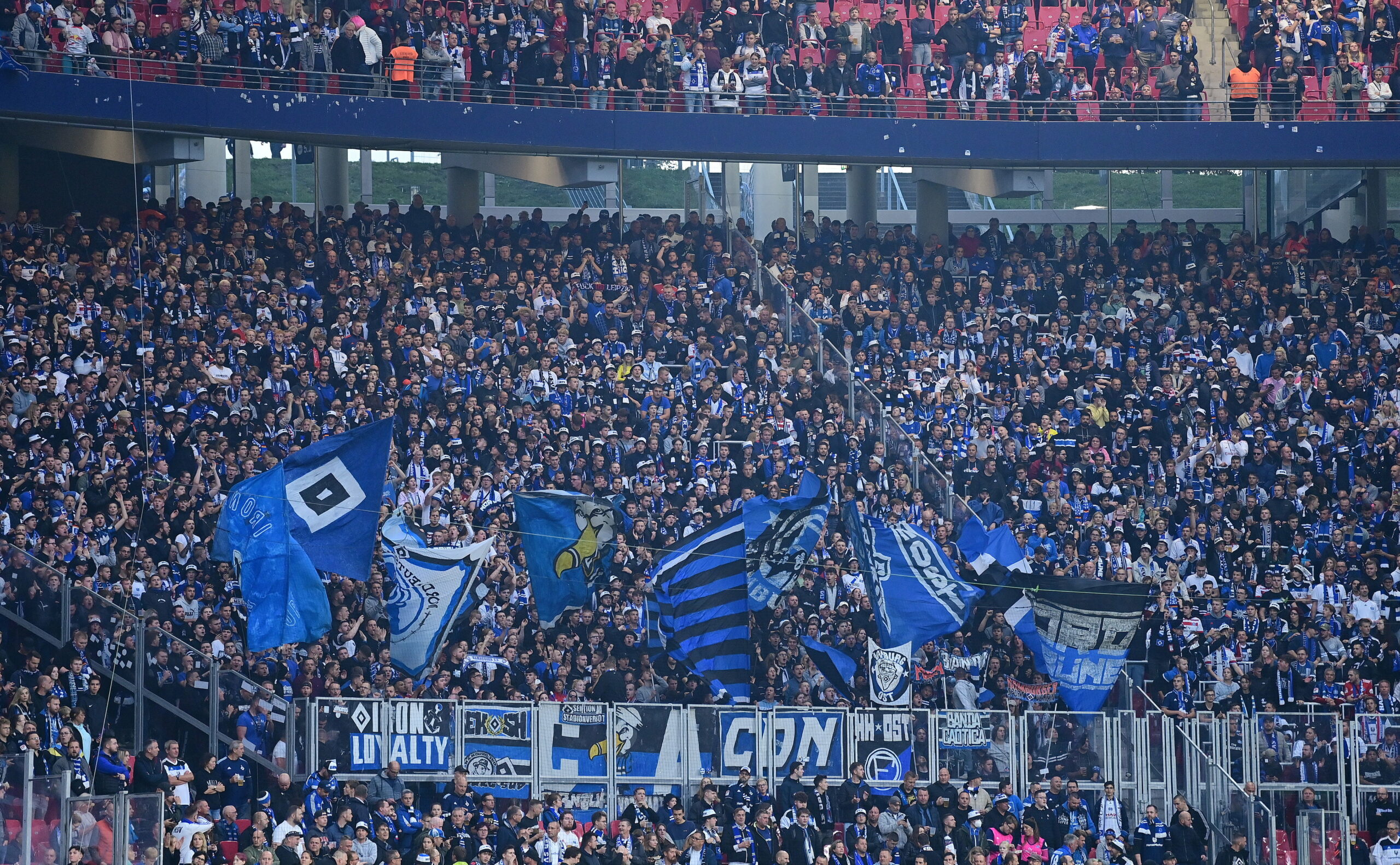 HSV-Fans in der Red Bull Arena in Leipzig