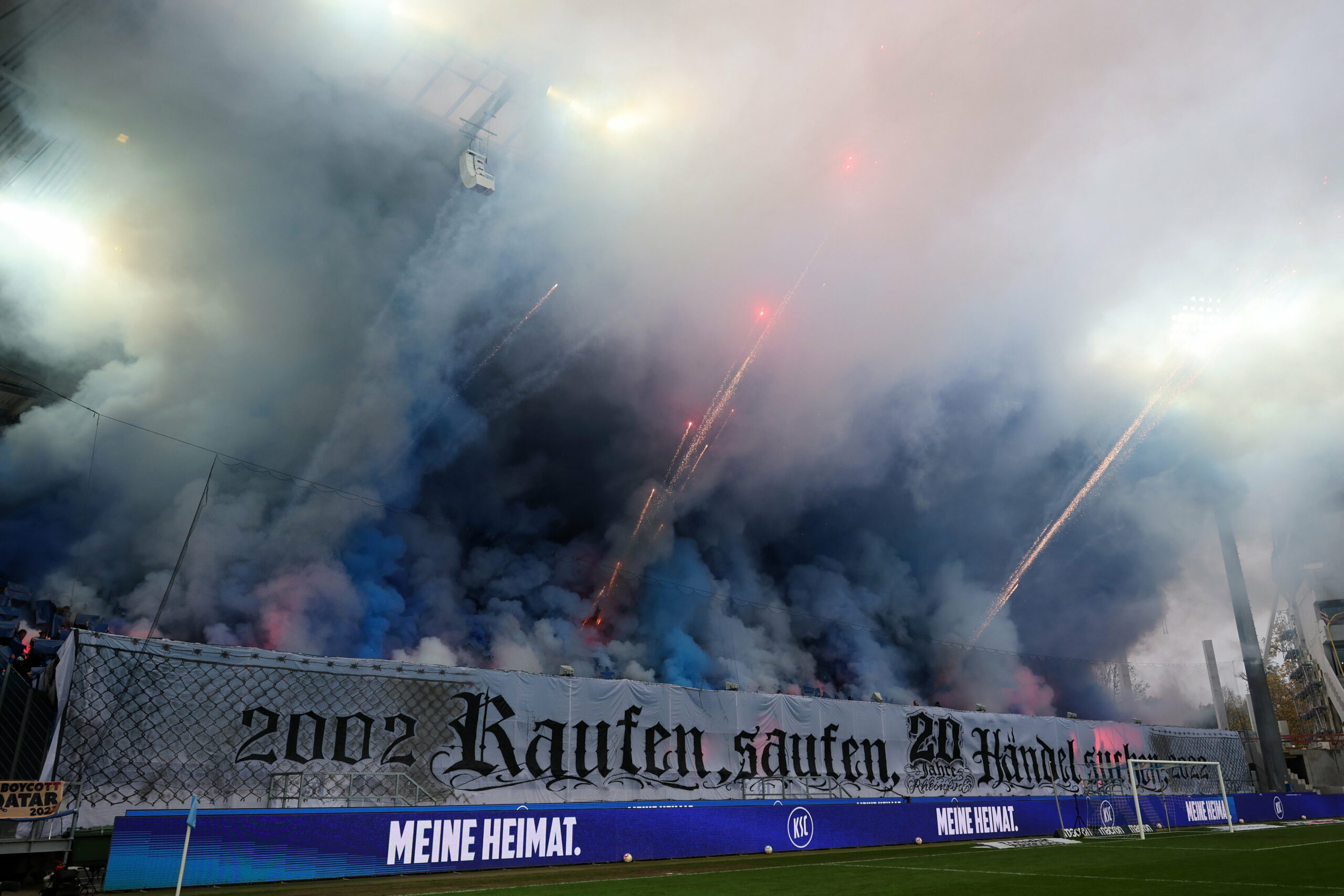 Karlsruhe-Fans zünden Pyro-Technik