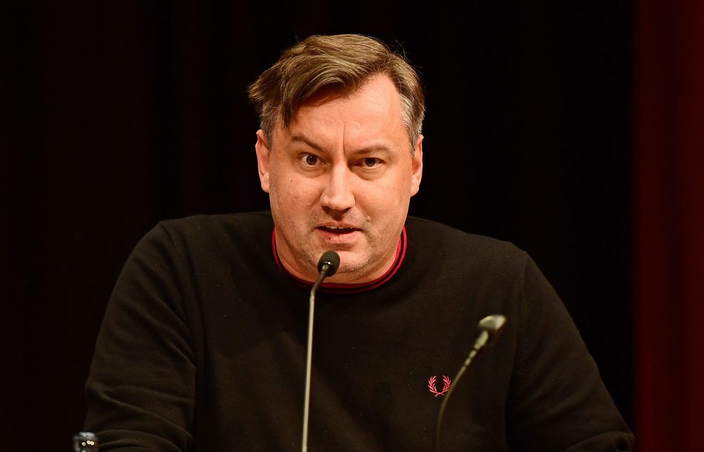 René Born am Mikrofon bei der Mitgliederversammlung des FC St. Pauli