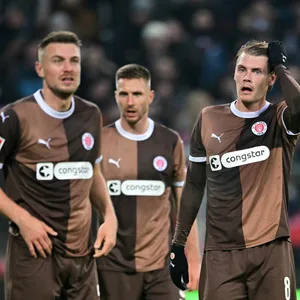 Ihr bislang letzter gemeinsamer Auftritt: Hauke Wahl, Karol Mets und Eric Smith nach dem Heimspiel gegen Bayern München