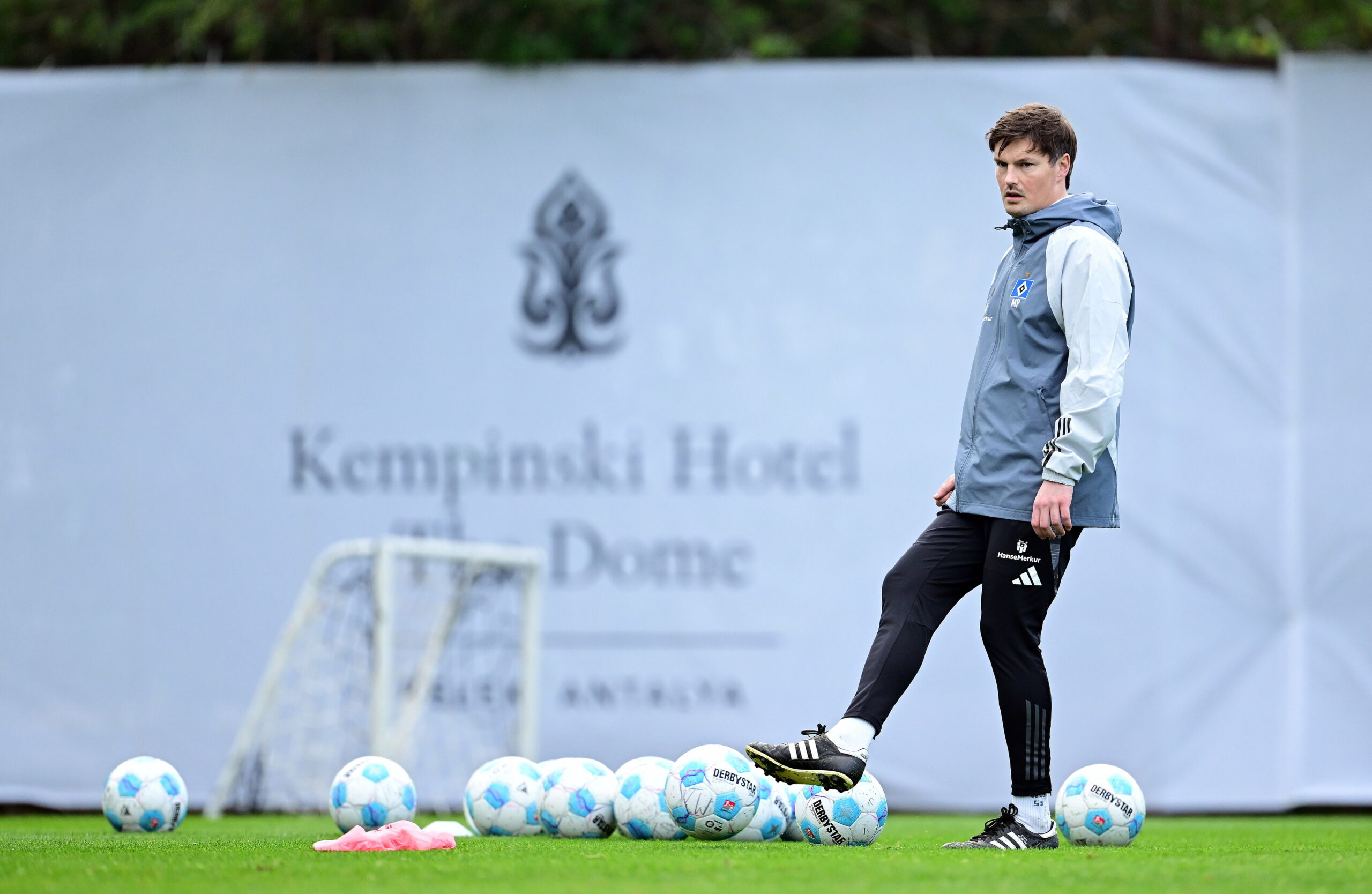HSV-Trainer Merlin Polzin mit vielen Bällen auf dem Trainingsplatz in Belek.
