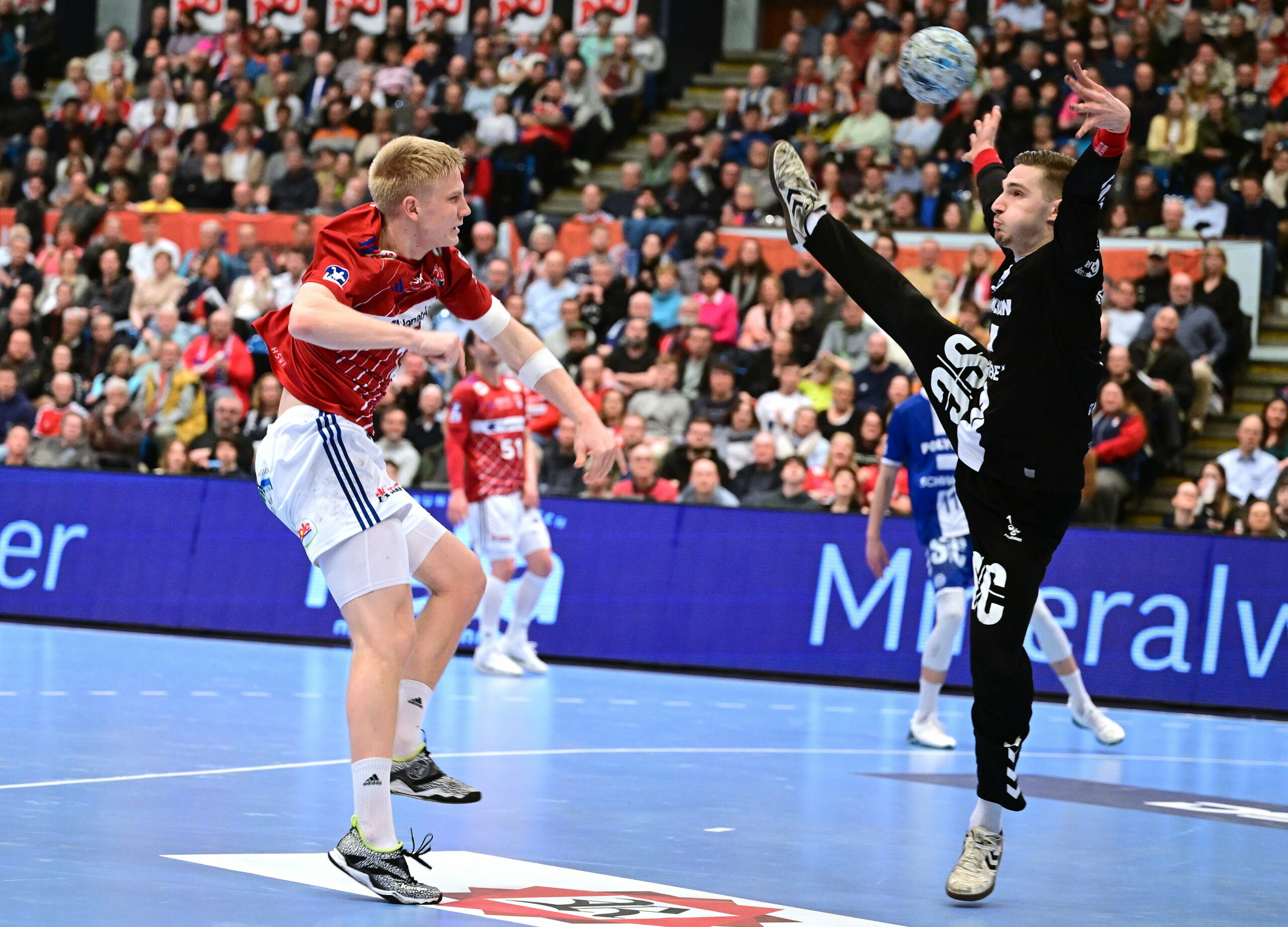 Frederik Bo Andersen bei einem Wurf, den Gummersbach-Torwart Dominik Kuzmanovic hält