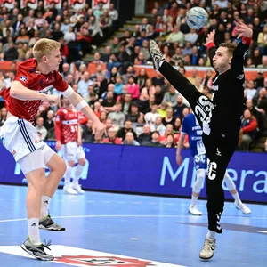Frederik Bo Andersen bei einem Wurf, den Gummersbach-Torwart Dominik Kuzmanovic hält