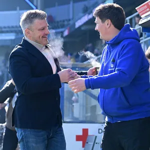 HSV-Trainer Merlin Polzin (r.) trifft am Sonntag auf Kölns Lukas Kwaniok.