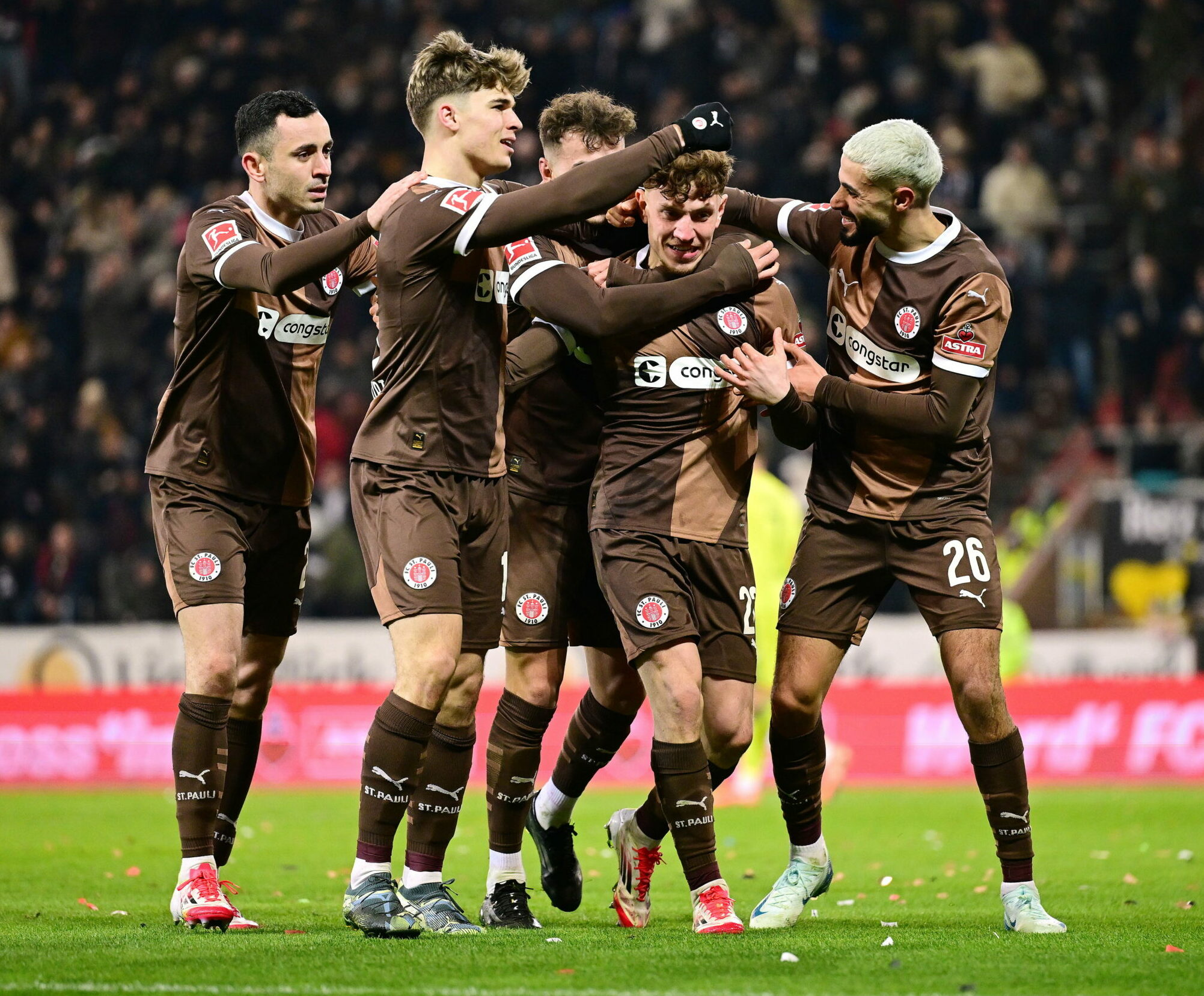 Spieler des FC St. Pauli jubeln über ein Tor
