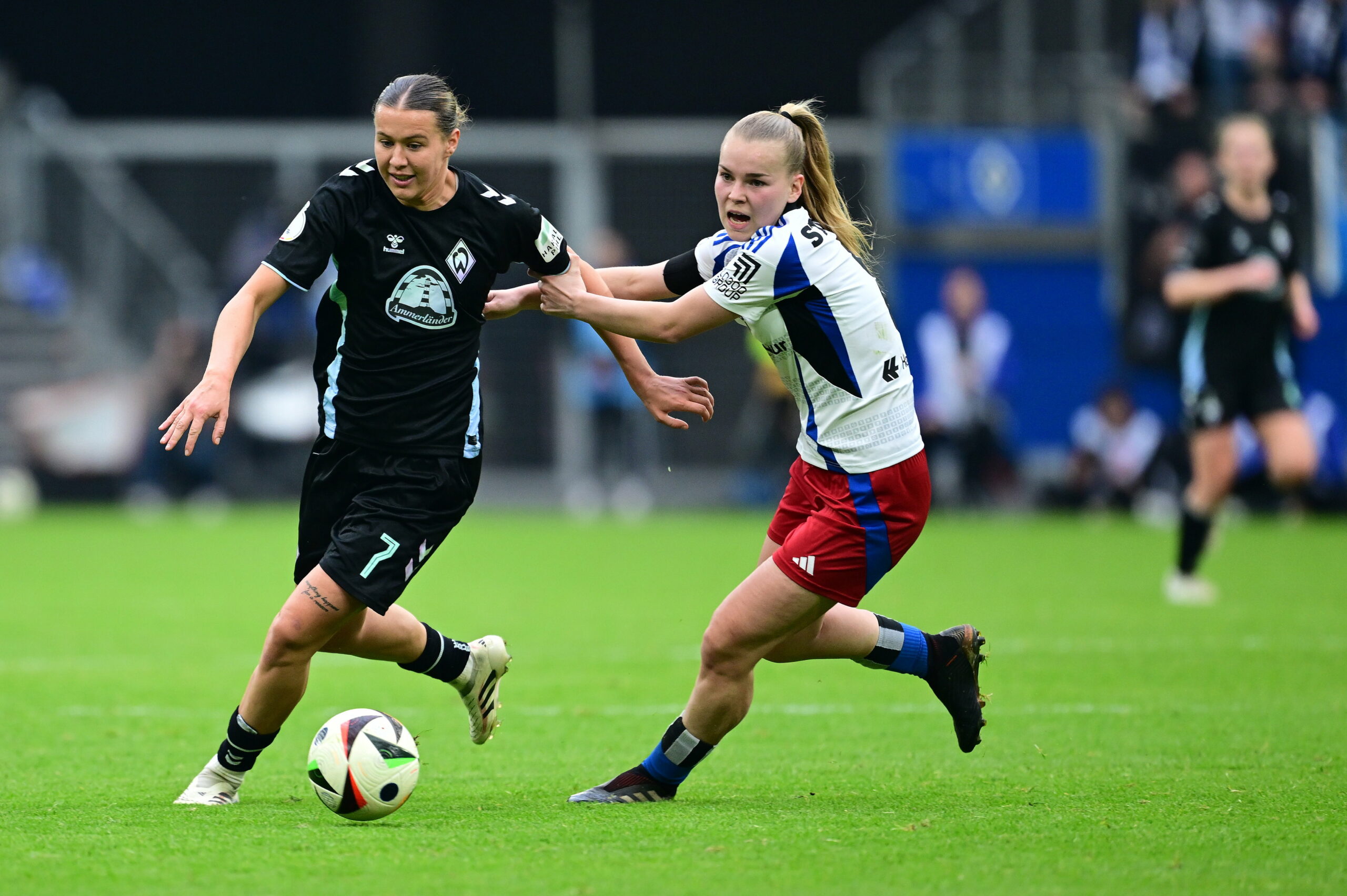 Larissa Mühlhaus im Zweikampf mit Svea Stoldt