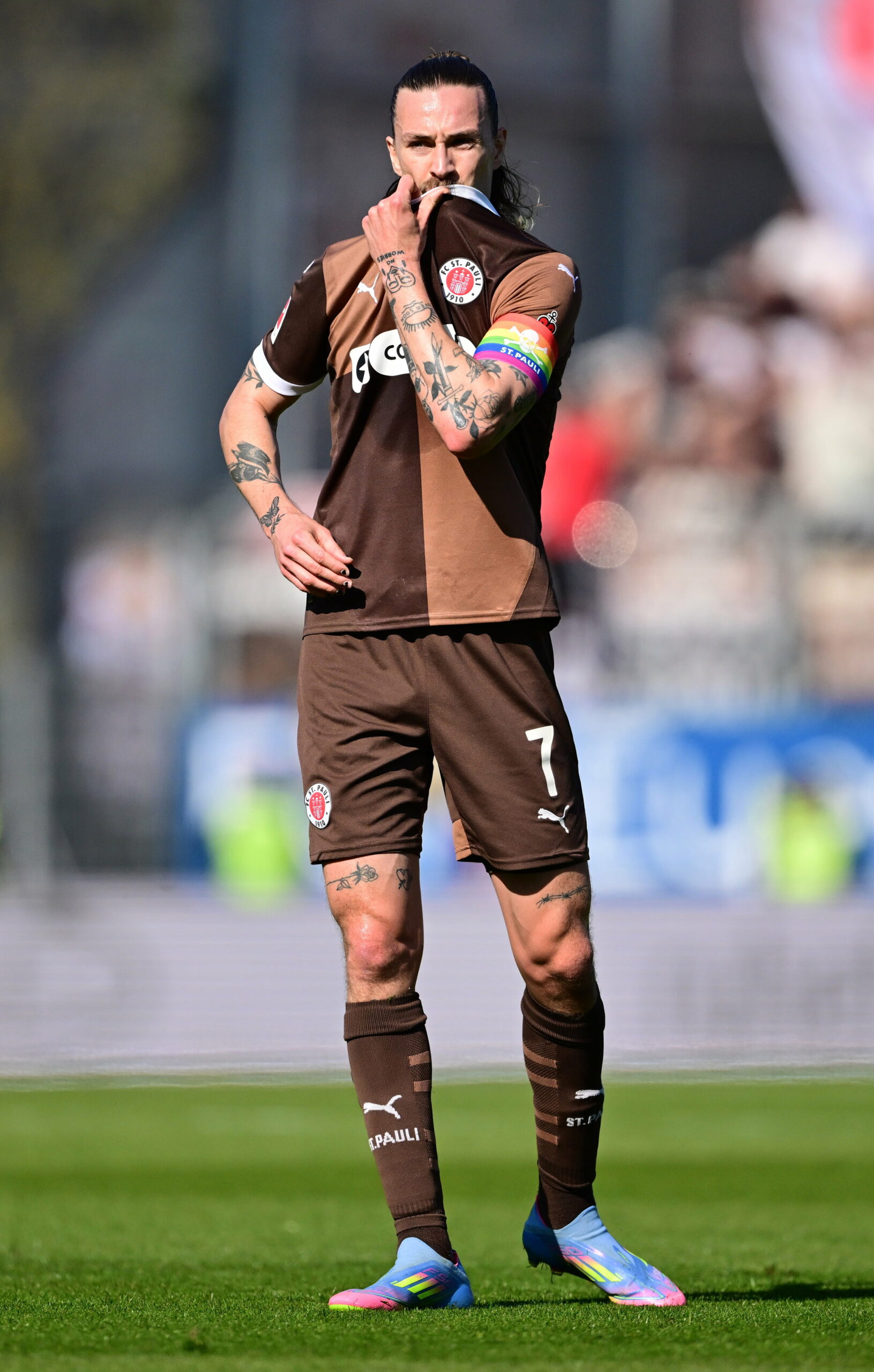 Jackson Irvine zieht das St. Pauli-Trikot übers Gesicht
