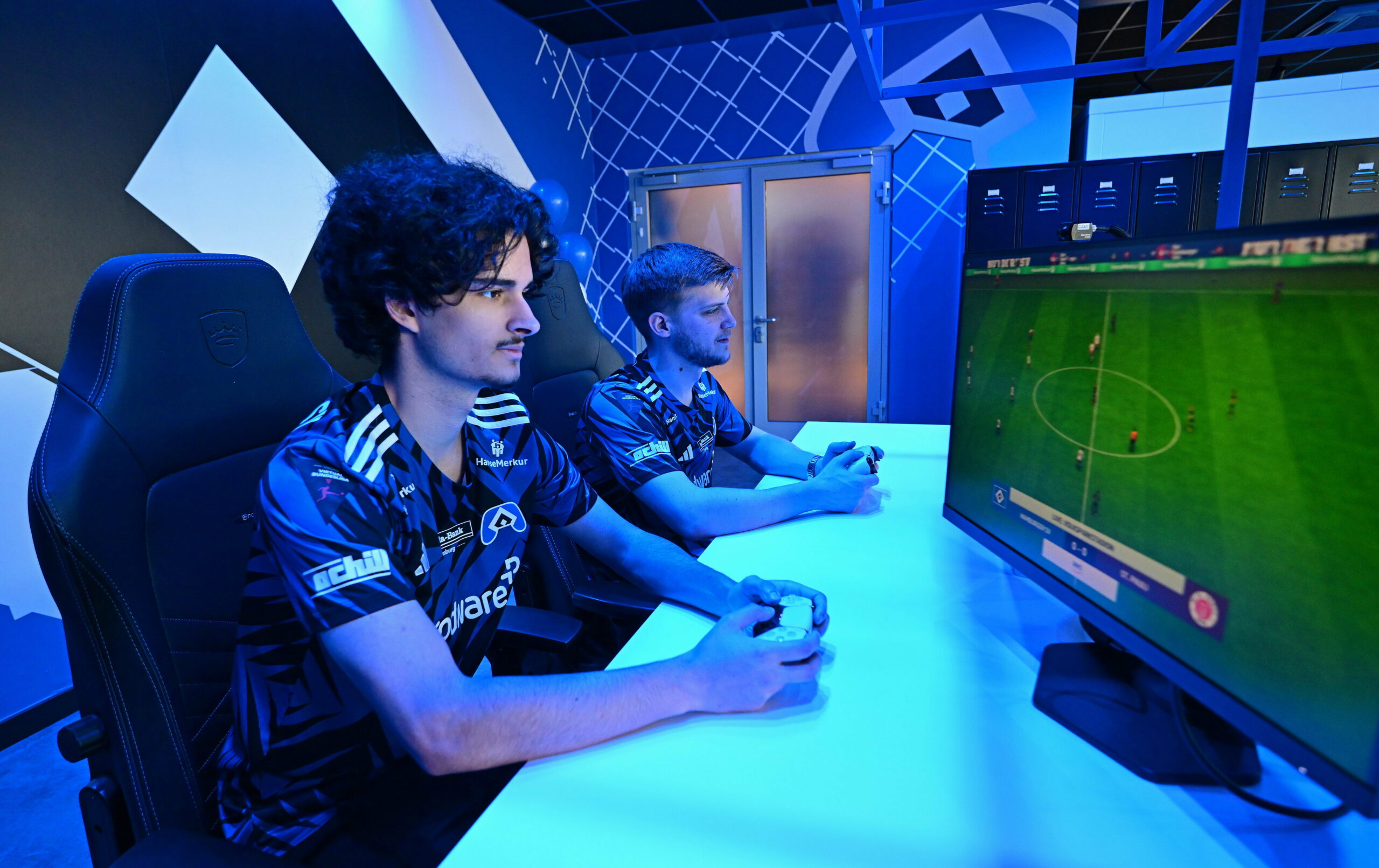 HSV-eSportler Brandon Wüschem und Steffen Pöppe an der Konsole
